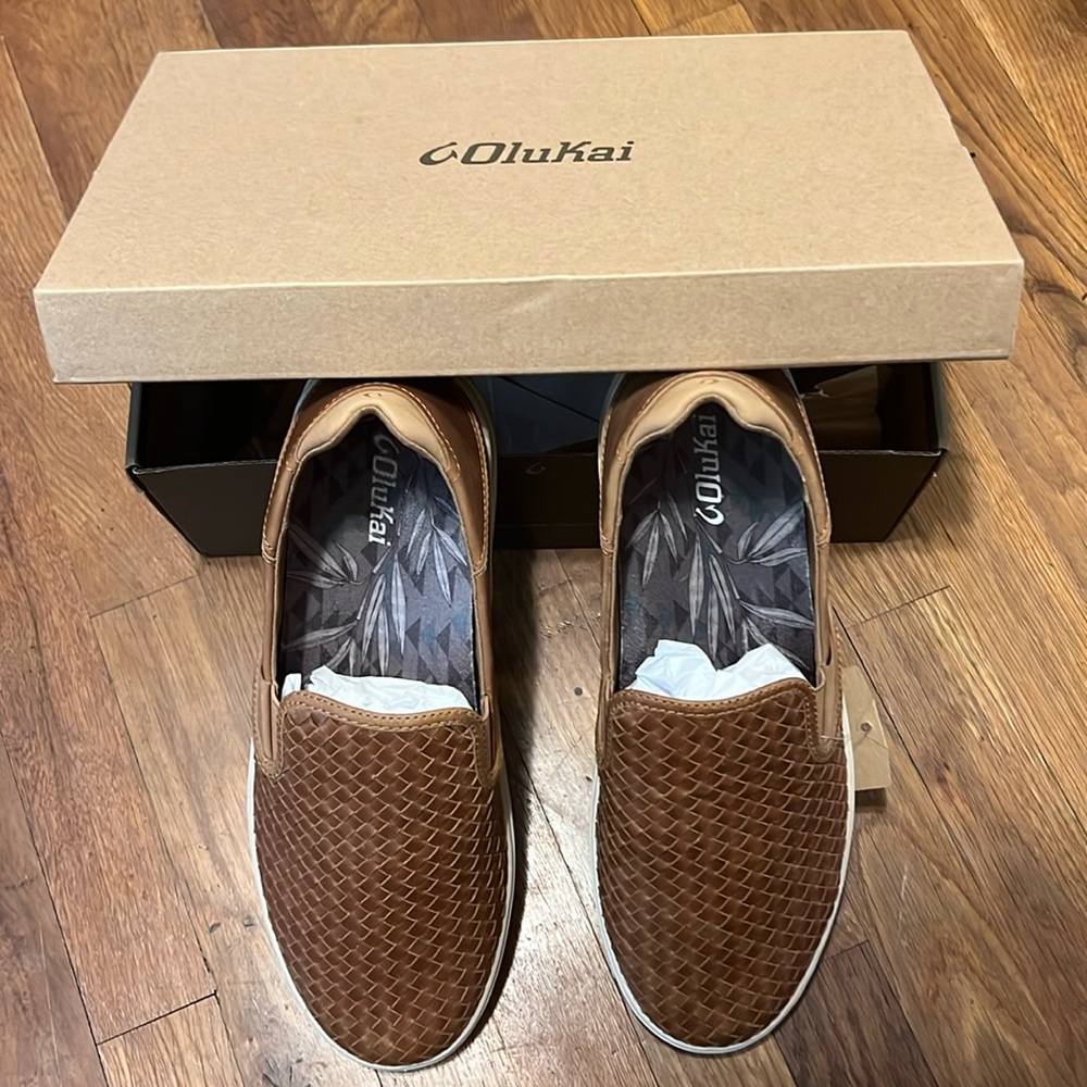 Brand new size M 12 OluKai Lae’Ahi Lauhala in Fox. Brand new, never been worn.